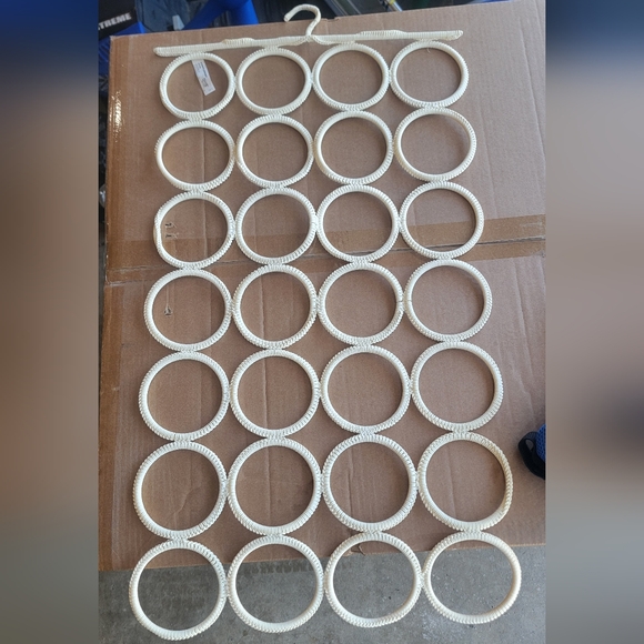Scarf hanger - Picture 1 of 1